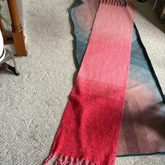 Shiraleah Chicago Large Pink Red Ombre Fringed Scarf - Picture 4 of 9
